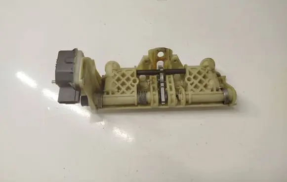 Mercedes-Benz CLS C219 Seat back rest lock catch