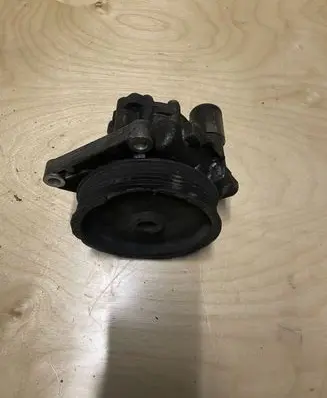 Mercedes-Benz E W212 Power steering pump A0064664701 7693900514
