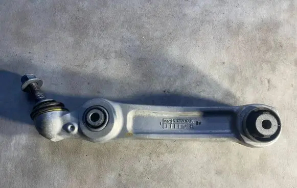 BMW 8 G14 Front lower control arm/wishbone 6886906