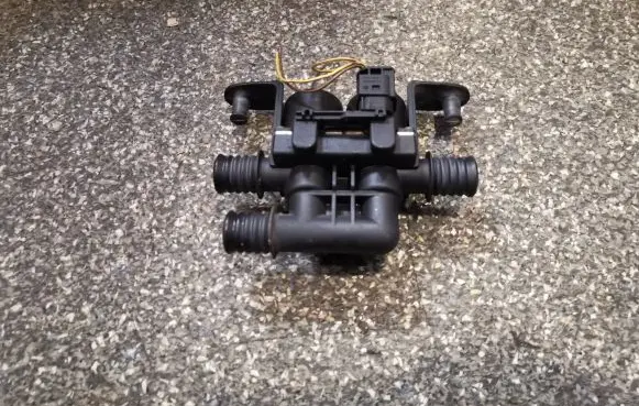 BMW 5 E60 E61 Coolant heater control valve 1147412181