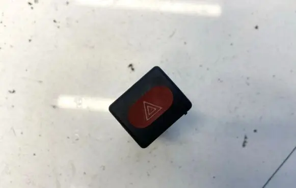 Land Rover Discovery Hazard light switch YUG000730