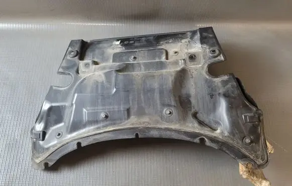 Volkswagen Touareg II Heat shield in engine bay 7P6819523