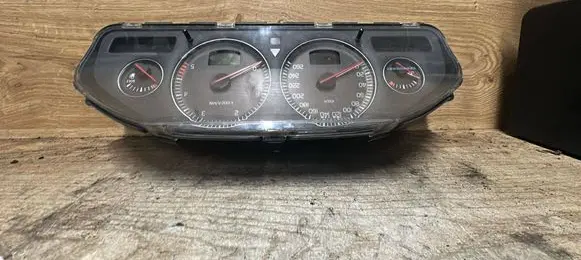 Volvo V70 Speedometer (instrument cluster) 8673802