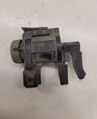 Volkswagen Golf IV Turbo solenoid valve 1J0906283A