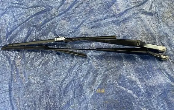 Volkswagen PASSAT B6 Front wiper blade arm 3C1955409C