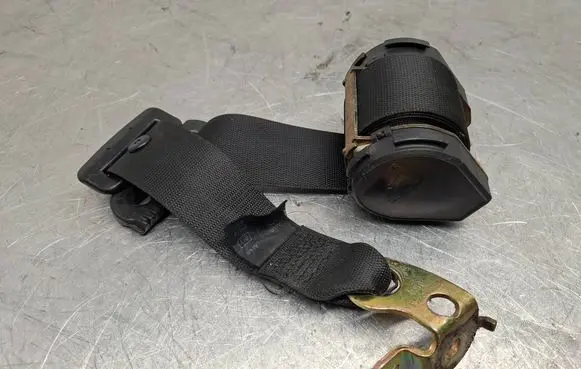 Mercedes-Benz C W202 Rear seatbelt 2028605485