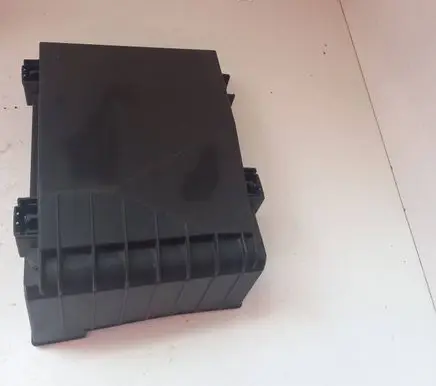 Volkswagen Golf V Fuse box cover 1K0937132D