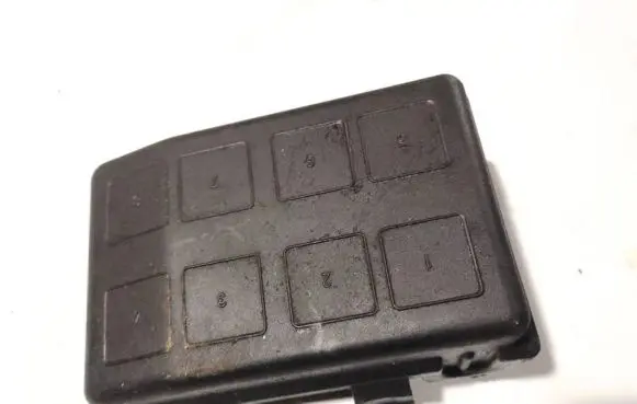 Toyota RAV 4 (XA20) Fuse box cover 09132701
