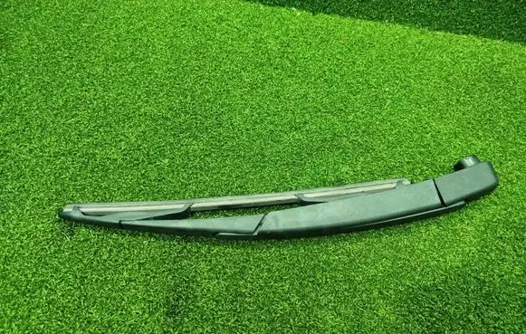Rear wiper blade arm
