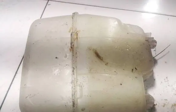 Renault Fluence Coolant expansion tank/reservoir 2726387096R