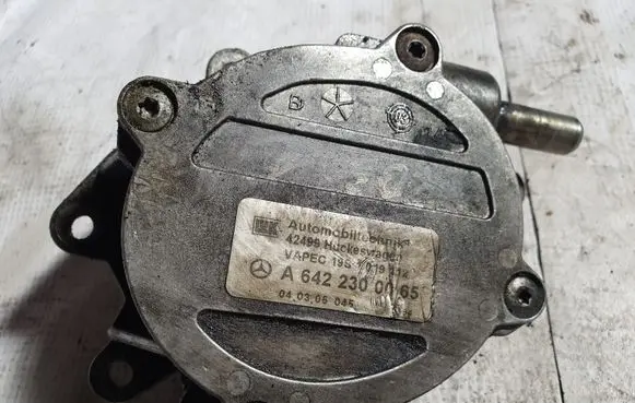 Mercedes-Benz C W203 Vacuum pump A6422300065