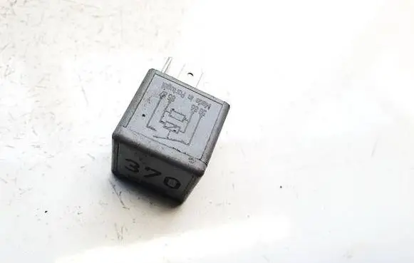 Volkswagen PASSAT B5.5 Other relay 8D0951253A 370