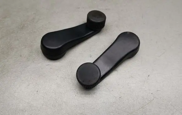 Volkswagen Golf III Front door window winding handle 1H0837581