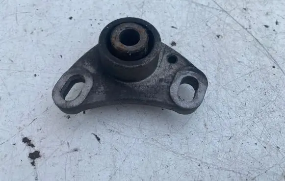 Volvo V70 Engine mount bracket 8666204