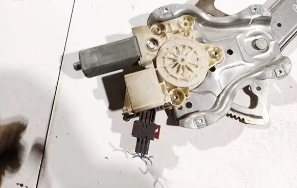 Toyota Avensis T250 Front door window regulator motor 0130822032