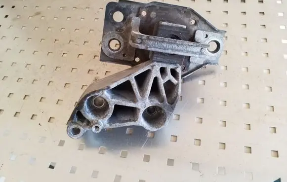 Nissan Qashqai+2 Engine mounting bracket F6036100E