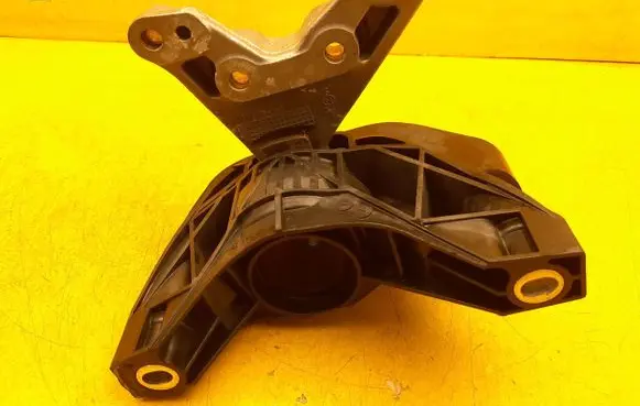Peugeot 308 Engine mounting bracket