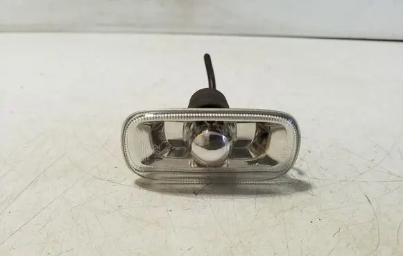 Front fender indicator light