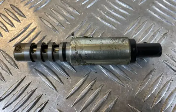 Audi A4 S4 B7 8E 8H Camshaft vanos timing valve 06E109257J