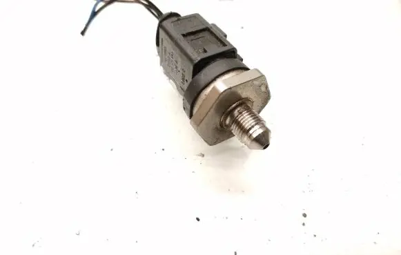 Skoda Superb B6 (3T) Fuel pressure sensor 06J906051B
