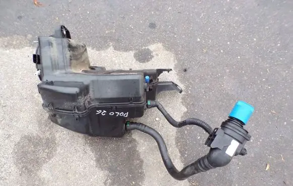 Volkswagen Polo VI AdBlue liquid reservoir 