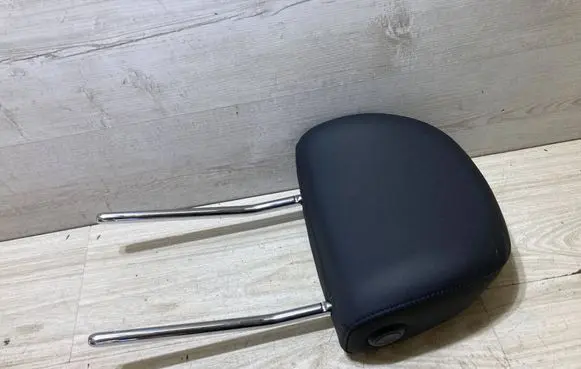 Audi Q3 F3 Front seat headrest