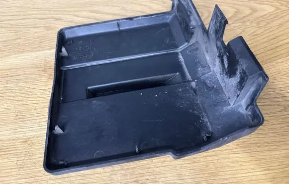 Opel Vivaro Fuse box cover 8200046403