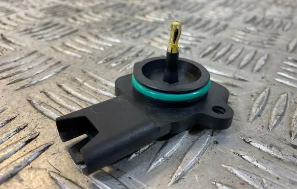 BMW 5 E60 E61 Mass air flow meter 7547822