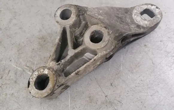 Audi A8 S8 D3 4E Engine mounting bracket 4E0199603S