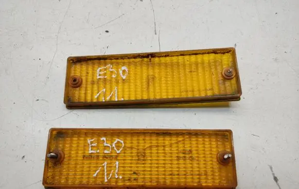 BMW 3 E30 Front indicator light 1377996 63131377996 1372687