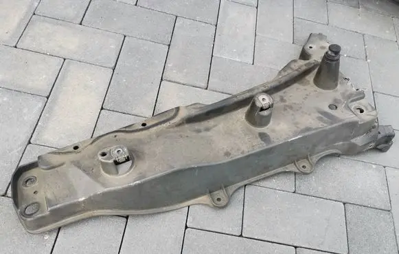 Volvo XC90 Fender mounting bracket 31391778
