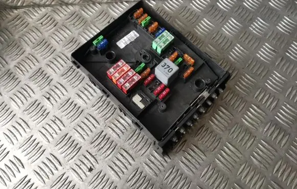 Volkswagen Touran I Fuse module 1K0937125A