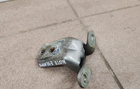 Nissan Note (E11) Front door upper hinge