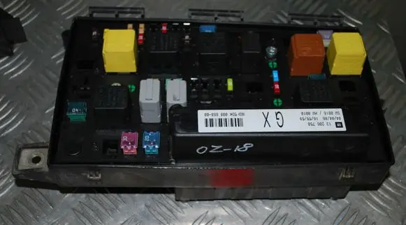Opel Zafira B Fuse module 13206750