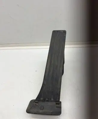 Accelerator throttle pedal