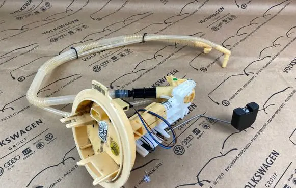Volkswagen PASSAT B8 Fuel level sensor 3Q0919673H