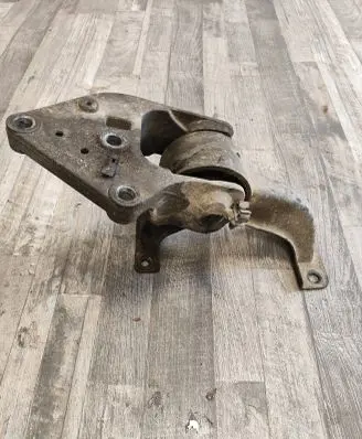 Chrysler Town & Country V Engine mounting bracket 72339 04721570AA
