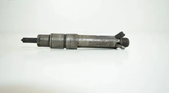 Audi A6 S6 C4 4A Fuel injector 046130201