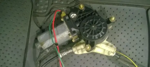 Toyota Avensis T220 Rear door window regulator motor 100208XXX772 0130821745