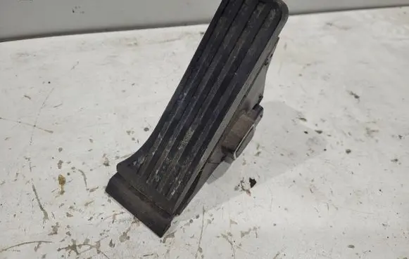 Mercedes-Benz GLK (X204) Accelerator throttle pedal A2043000304