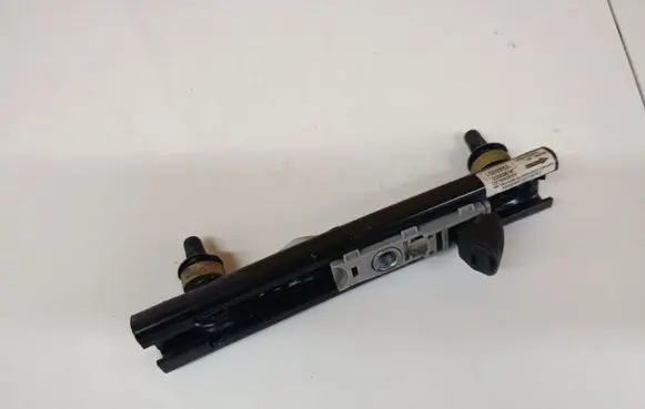 Chrysler Grand Voyager IV Seat belt adjustment rail V243051