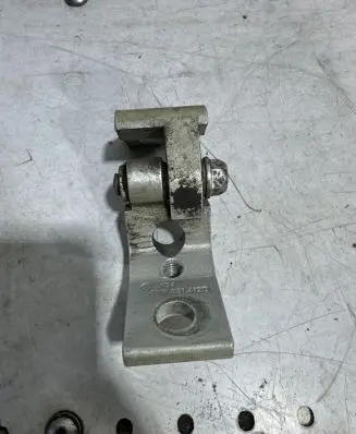 Skoda Octavia Mk2 (1Z) Front door lower hinge 6Y0831412D