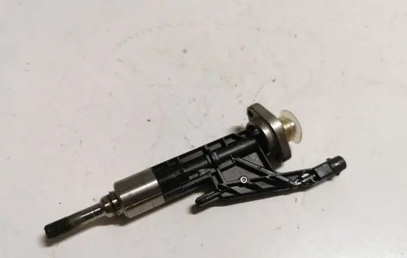 BMW X1 F48 F49 Fuel injector 8625396