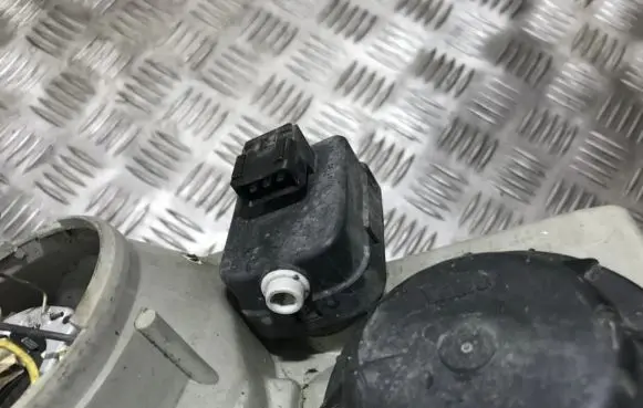 Headlight level adjustment motor