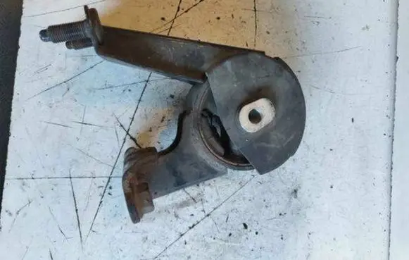 Toyota Prius (XW30) Engine mount bracket