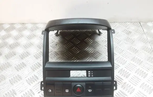 KIA Sorento Radio/GPS head unit trim 847603E100 937303E000