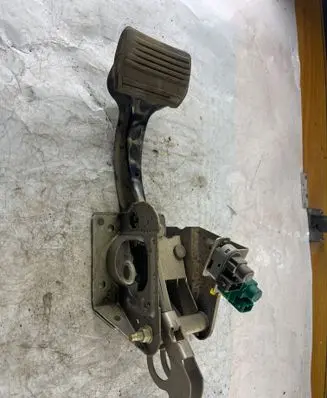 Ford Fusion Brake pedal 2S612450 94BB9C872AC 93BB13480AF