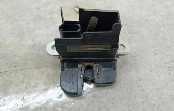Volkswagen PASSAT B6 Tailgate lock latch 