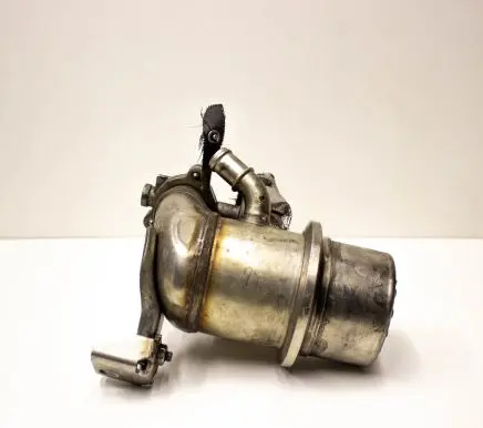 Audi Q3 8U EGR valve cooler 04L131501C 04L131512