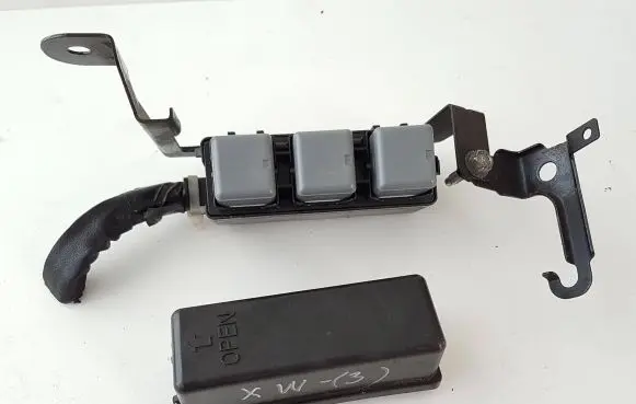 Subaru XV Relay mounting block RB203300B